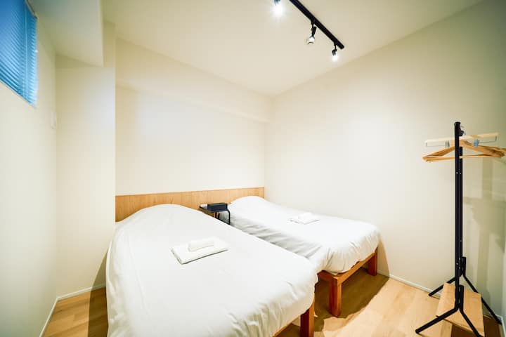 【寝室2】シングルベッド2台のツインルームで、お二人で使いやすいレイアウトです。