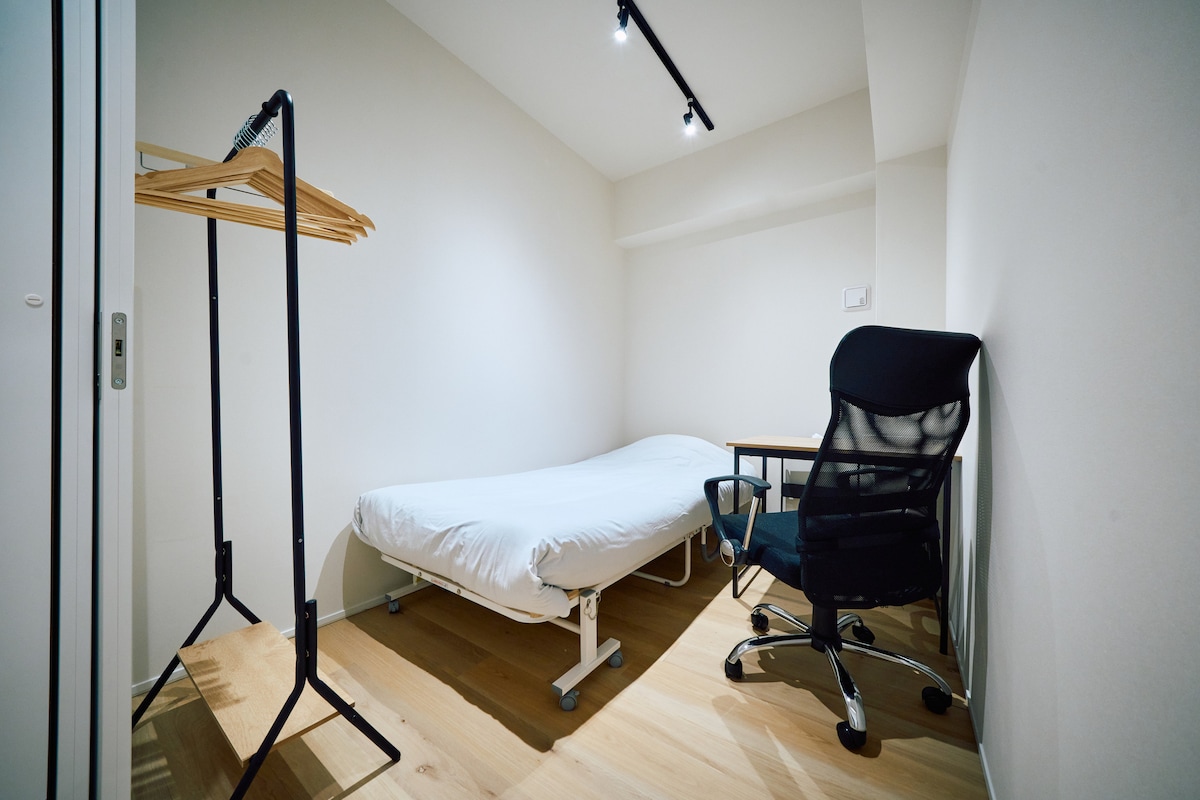 【寝室1】シングルベッド1台とデスク・チェアがあり、ワークスペースとしても使えるコンパクトな個室です。