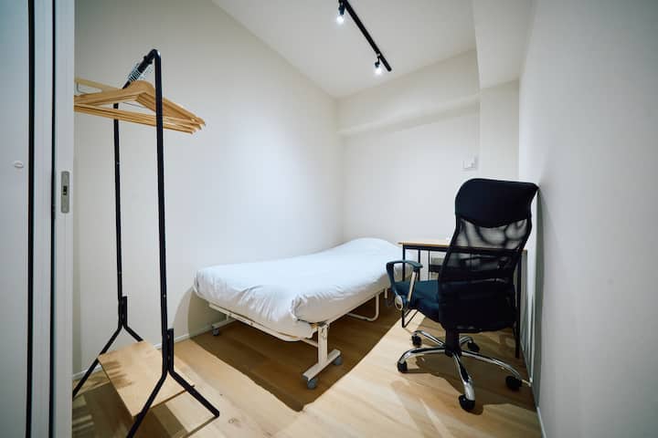 【寝室1】シングルベッド1台とデスク・チェアがあり、ワークスペースとしても使えるコンパクトな個室です。