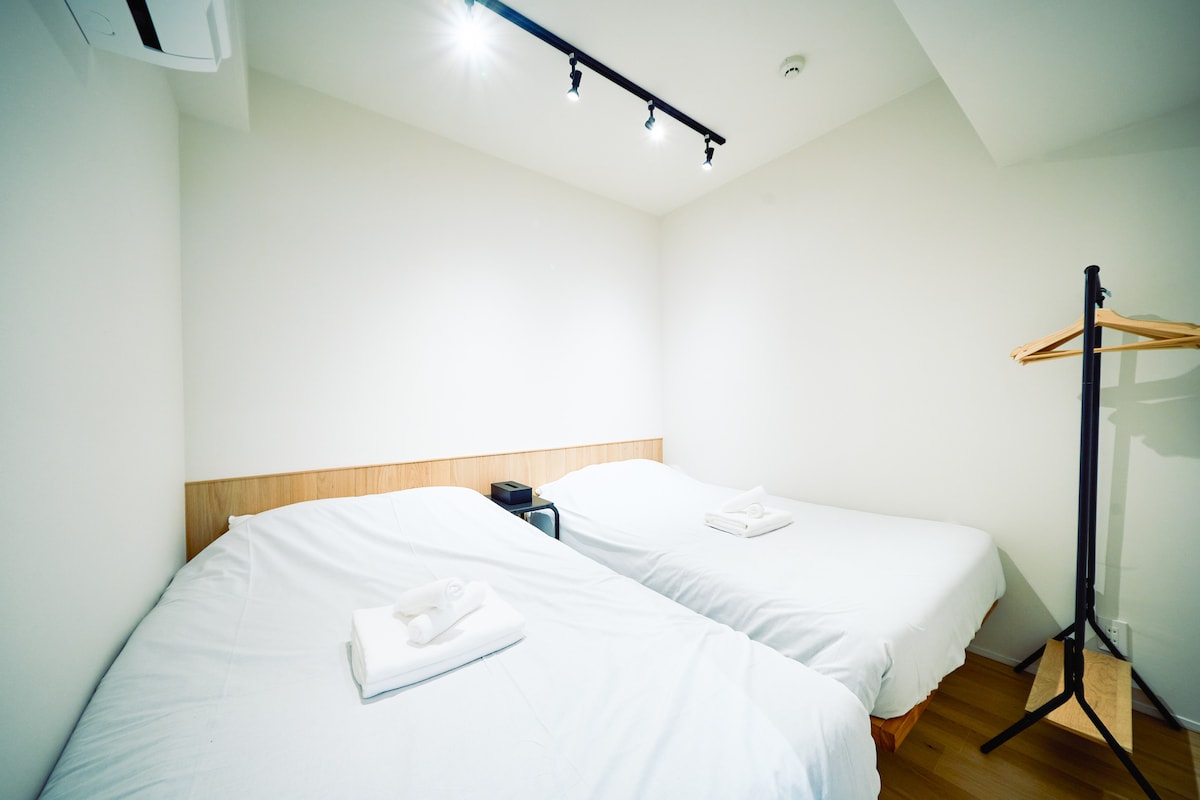 【寝室4】セミダブルベッド2台で3名程度まで就寝でき、ファミリーや大人2〜3名でゆったり眠れる寝室です。