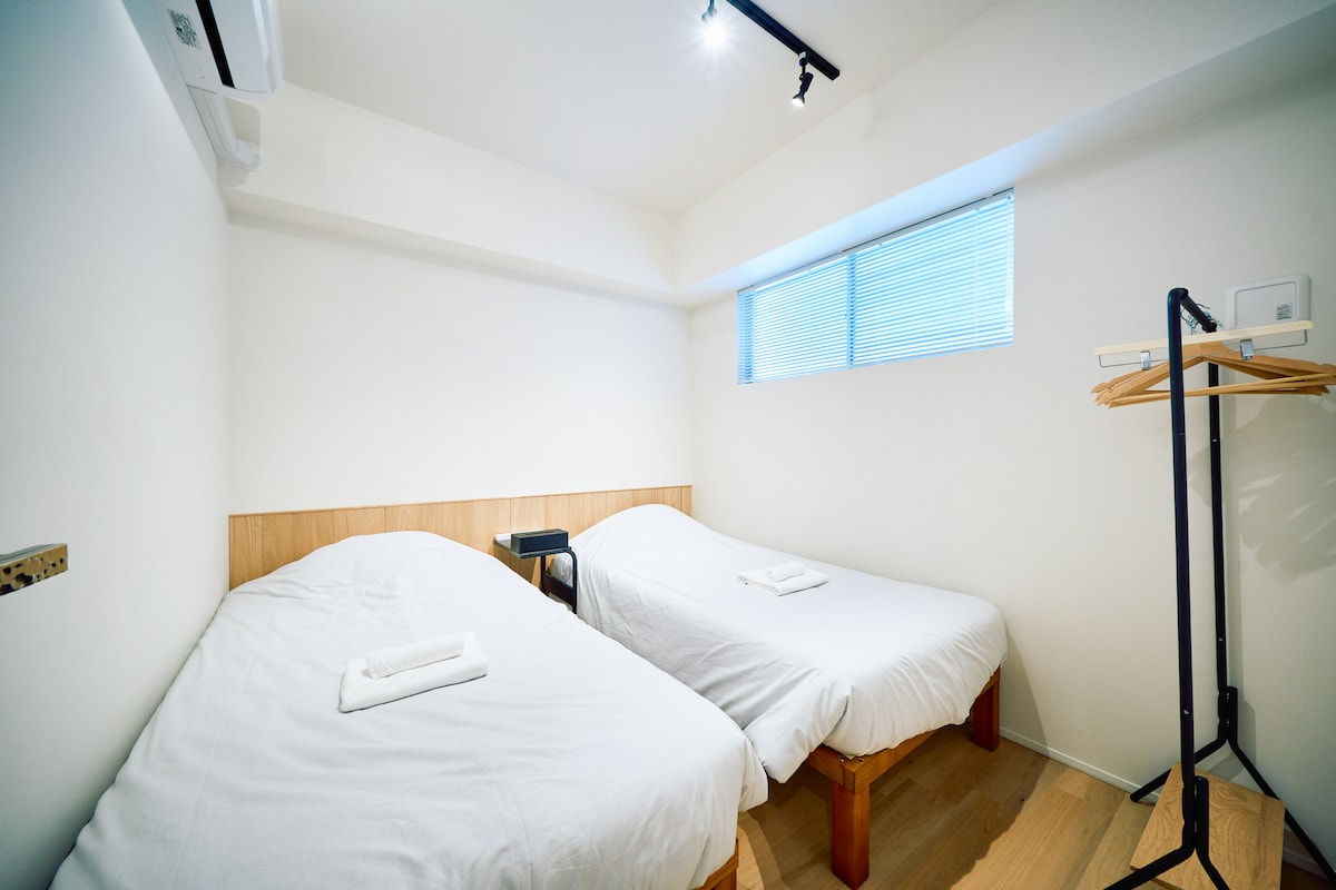 【寝室3】シングルベッド2台のツインルームで、寝室2と同様にフレキシブルにお使いいただけます。