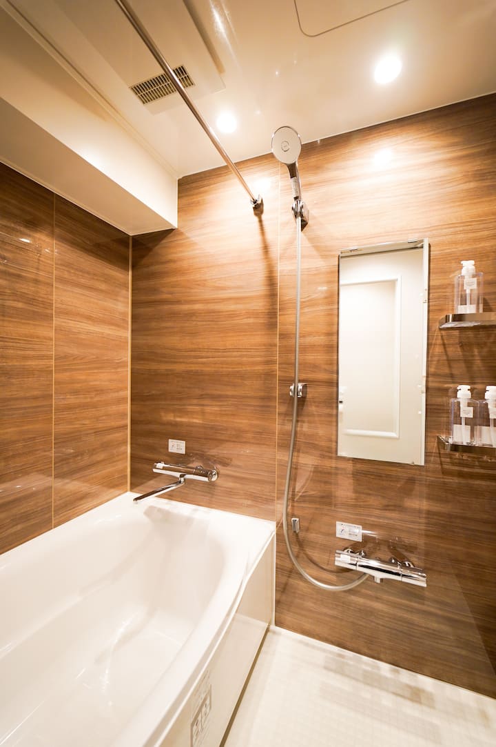 【バス・トイレ】バスタブ・浴室乾燥機付きユニットバスと独立洗面台、ウォシュレット付きトイレで、ホテルライクかつ日常的な使い勝手の良い水回りです。