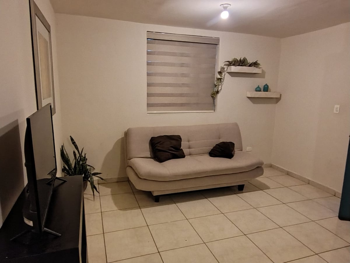 V obývacej izbe je rozkladacia pohovka, na ktorej môže pohodlne spať jedna osoba.