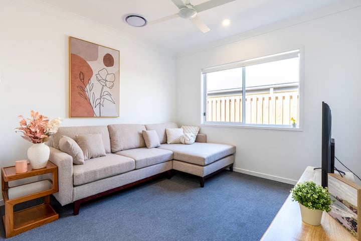 Aspen Serenity–modern Family Home In Logan Reserve - Logan Village
