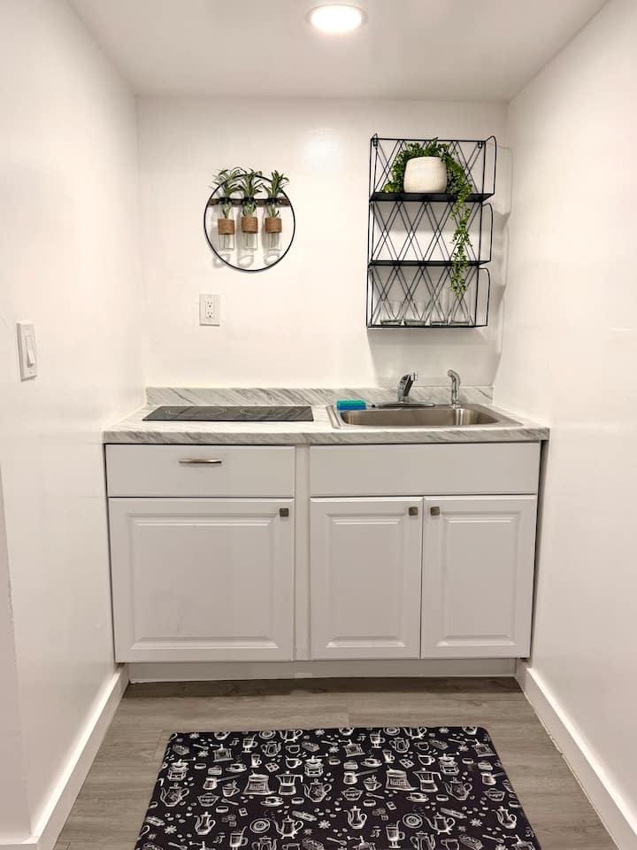 Charming • King Bed • Efficiency| Parking Included - Miramar