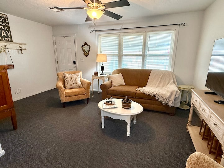 The Blue Bungalow 3 Bed/1 Bath, Centrally Located - Ponca City, OK