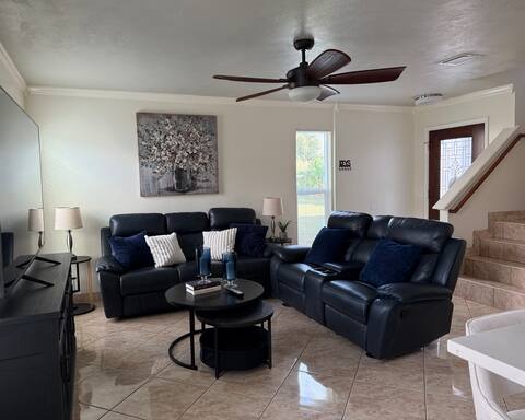 Top Airbnb: Cozy home in Houston, close to Hobby Airport! in South Belt / Ellington
