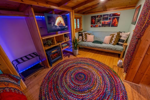 Popular Airbnb listing: Couples Cabin • 6 min to Volcano NP • Hot Tub in Big Island