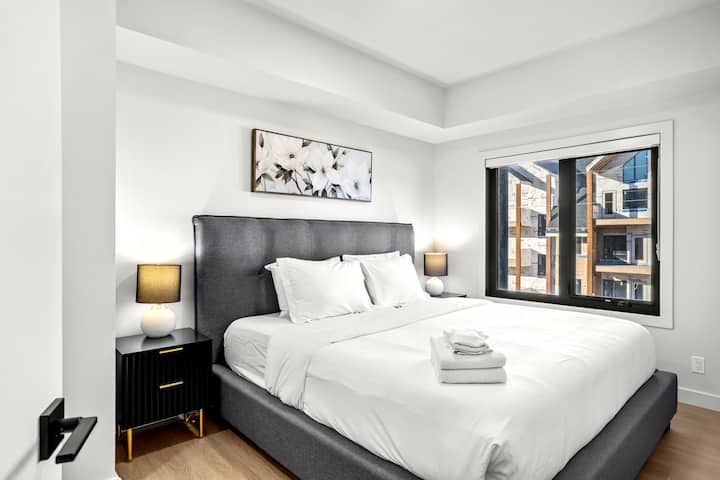 Pumzika katika chumba cha kulala cha mfalme baada ya siku ya jasura.