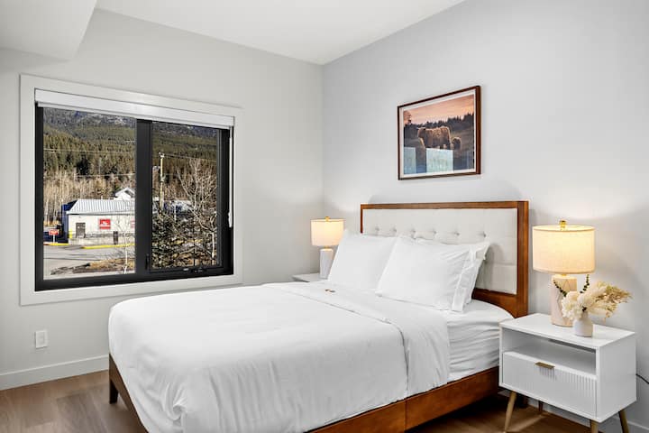 Chumba cha kulala chenye kitanda cha malkia kwa ajili ya ukaaji wa kustarehesha.