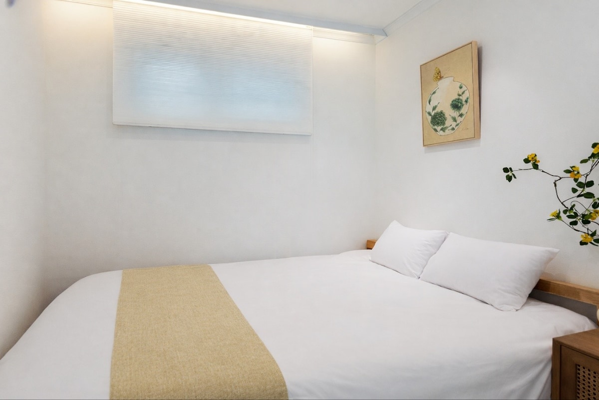 זהו נכס פרטי עם מיטת קווין סייז נקייה ורכה בסגנון מלון. וילונות הנג'י ותאורה עקיפה עדינה מוסיפים אווירה חמימה, והמיטה מעץ והשולחן הצדדי עם פרחים צהובים, ציורי פרחים מקרמיקה קוריאנית על הקיר ופרפרים צהובים יוצרים הרמוניה ונותנים תחושה קוריאנית נעימה.
זה חדר נוח ונעים למבוגרים וילדים.