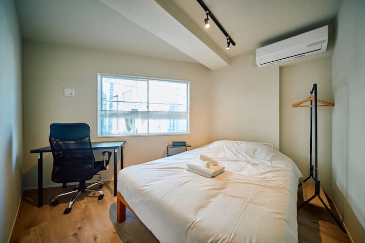 【寝室4】ダブルベッド1台とデスク付きで、2名利用＋ワークスペースとしても使える多目的な部屋です。