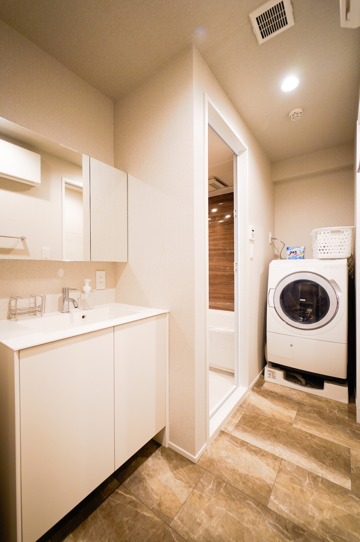 【バス・トイレ】バスタブ・浴室乾燥機付きユニットバスと独立洗面台、ウォシュレット付きトイレで、リラックスできる入浴環境を整えています。
【ランドリー】ドラム式洗濯乾燥機により、長期滞在やワーケーションでも日常的な洗濯が可能です。