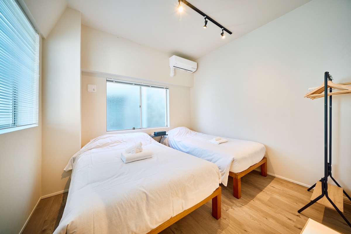 【寝室3】寝室2と同じシングル＋セミダブル構成で、大人と子どもなどペア利用に適した寝室です。