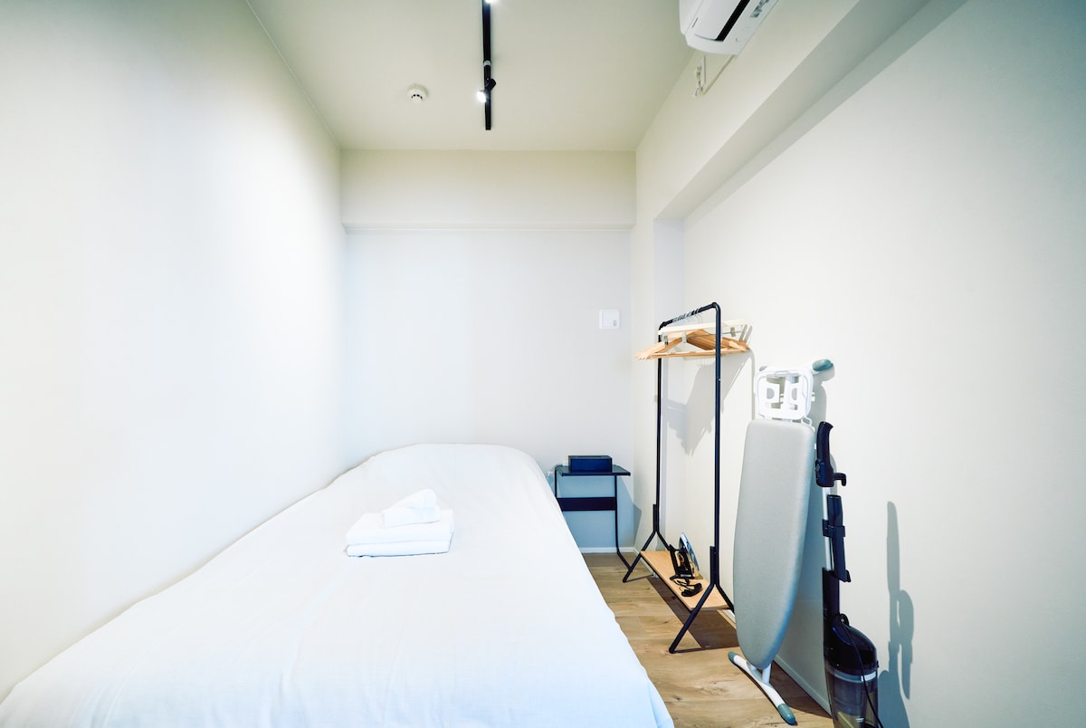 【寝室1】セミダブルベッド1台のコンパクトな個室で、1〜2名で静かに休みたい方向けです。