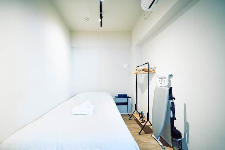 【寝室1】セミダブルベッド1台のコンパクトな個室で、1〜2名で静かに休みたい方向けです。