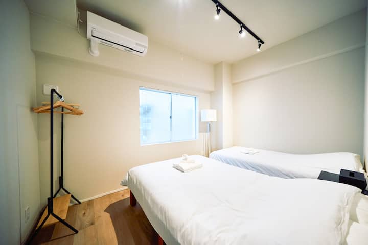 【寝室2】シングル＋セミダブルの組み合わせで最大3名まで利用でき、家族やグループに柔軟に対応できます。