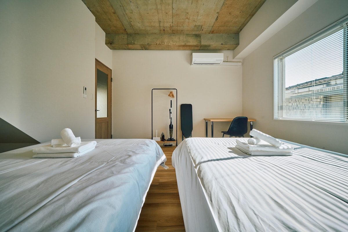 【寝室2】セミダブルベッド2台とデスクを備えた広めの寝室で、4名まで就寝・作業スペースとしても使えます。