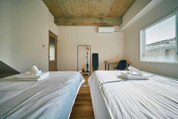 【寝室2】セミダブルベッド2台とデスクを備えた広めの寝室で、4名まで就寝・作業スペースとしても使えます。