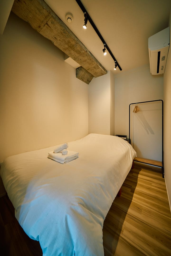 【寝室1】セミダブルベッド1台の小さめ個室で、1〜2名用の落ち着いた寝室です。