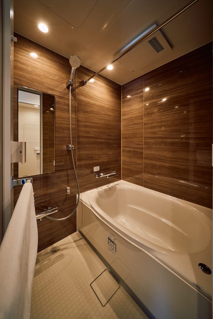 【バス・トイレ】バスタブ・浴室乾燥機付きユニットバスと独立洗面台、ウォシュレット付きトイレで、プライバシー感のある水回りです。