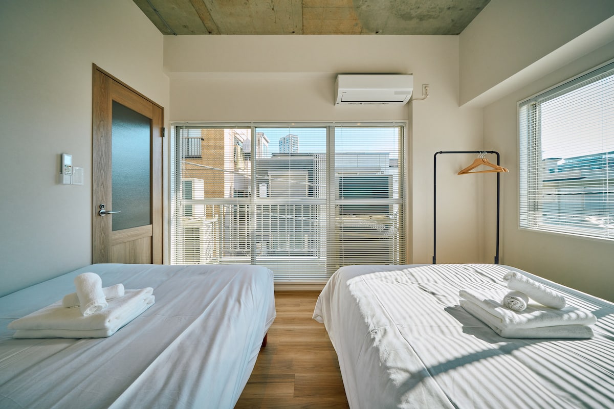 【寝室3】セミダブルベッド2台の寝室で、カップル同士や友人グループがゆったり眠れるレイアウトです。