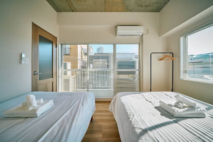 【寝室3】セミダブルベッド2台の寝室で、カップル同士や友人グループがゆったり眠れるレイアウトです。