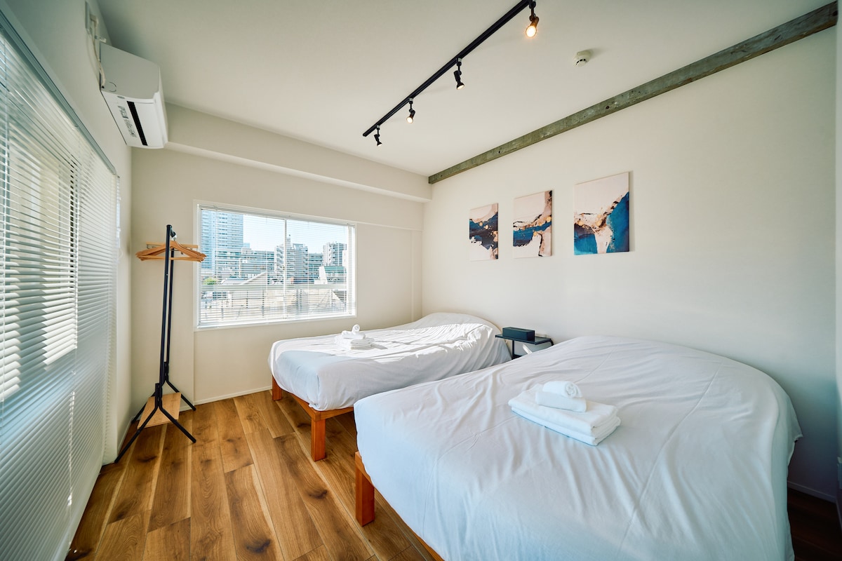 【寝室3】セミダブルベッド2台の寝室で、グループや家族単位で振り分けやすい構成です。