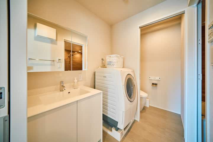 【バス・トイレ】バスタブ・浴室乾燥機付きユニットバスと独立洗面台、ウォシュレット付きトイレで、プライバシー感のある水回りです。
【ランドリー】ドラム式洗濯乾燥機完備で、長期滞在や家族旅行でも洗濯物をためずに生活できます。
