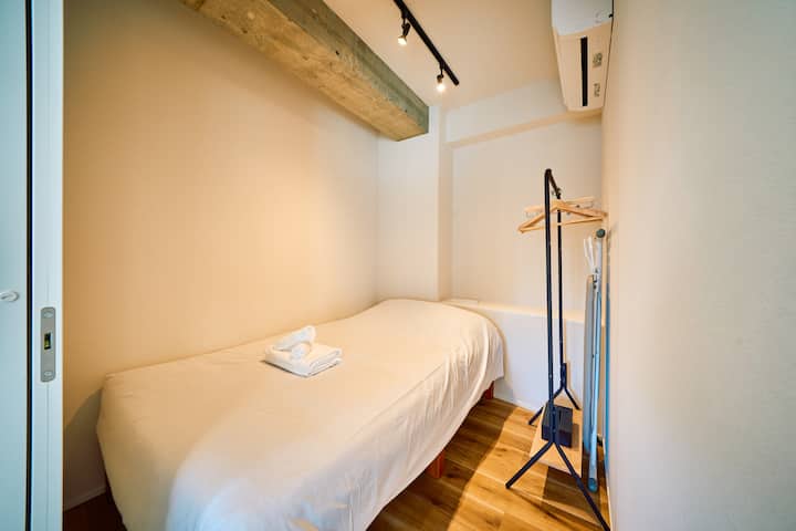 【寝室1】セミダブルベッド1台の個室で、1〜2名向けのシンプルな寝室です。