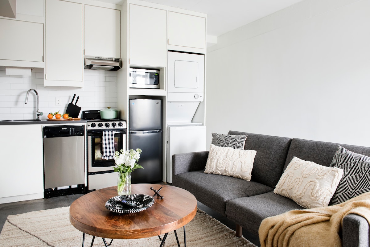 Svetlá a útulná obývacia izba s moderným nádychom - s pohodlnou pohovkou, štýlovým jedálenským kútom a premyslenou výzdobou pre príjemný pobyt.