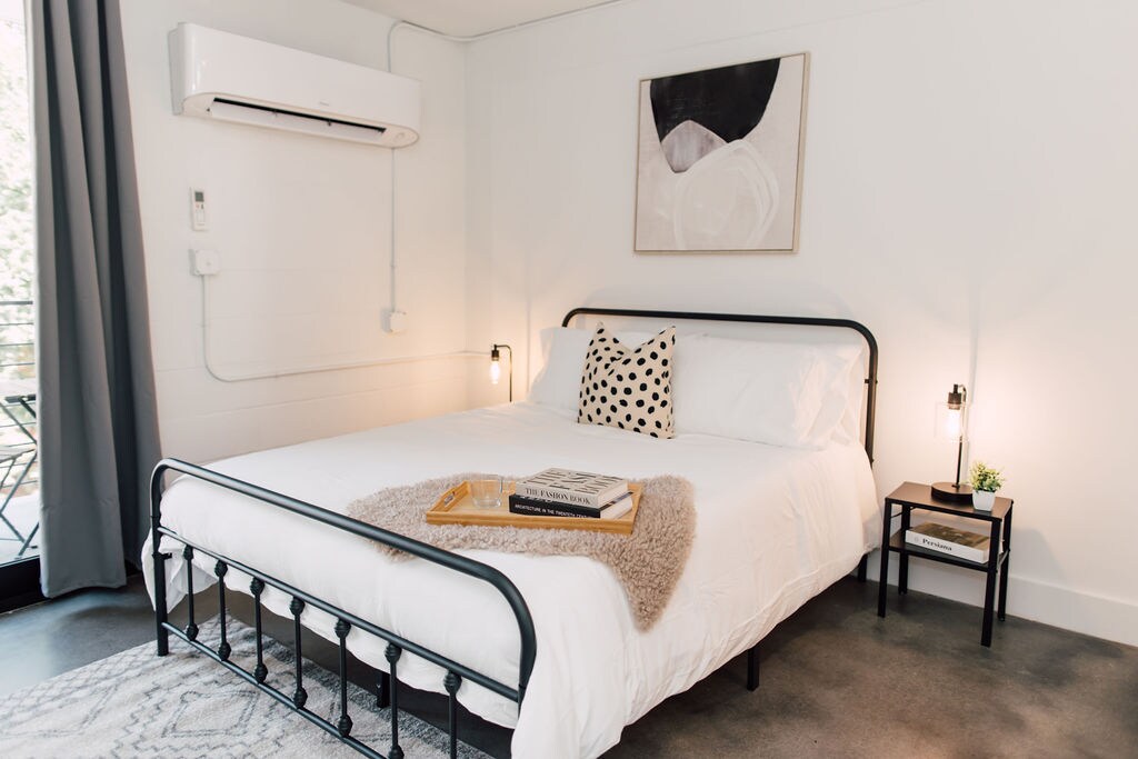 Oddýchnite si v upokojujúcom priestore s plyšovou posteľnou bielizňou a zatemňovacími závesmi!