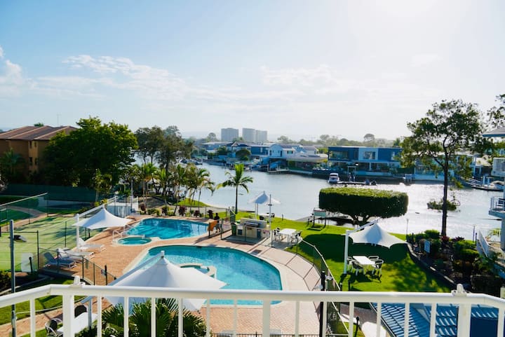 Waterfront Two-bedroom Retreat - Dreamworld, Coomera