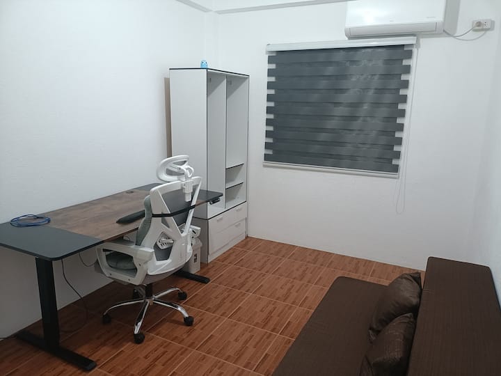 ტახტი იშლება და დამატებით საწოლად იქცევა