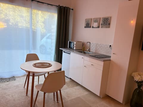 Popular Airbnb listing: Quiet, air-conditioned studio 5 km from La Rotonde in Aix En Provence