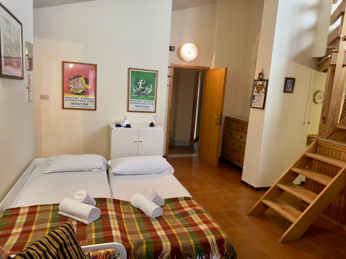 Slaapkamer nummer 2 met 2 eenpersoonsbedden in de woonkamer