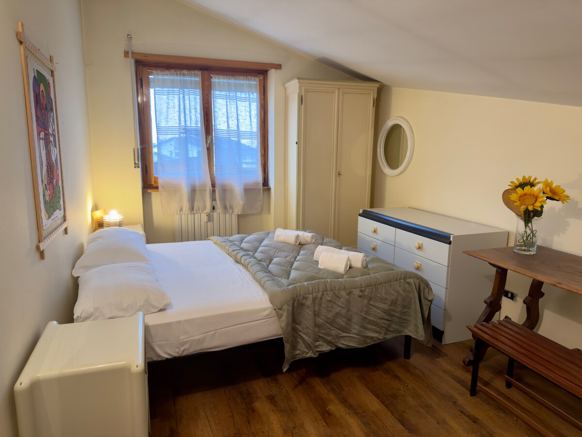 Hoofdslaapkamer met kast en bureau