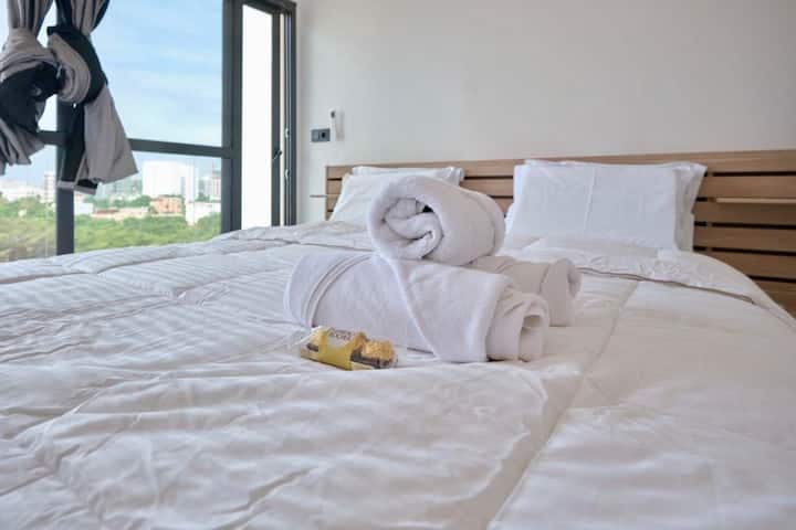 Toallas y chocolates en la cama