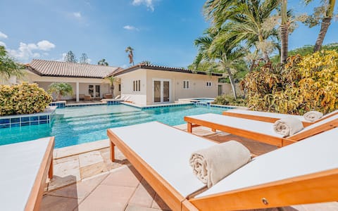 Oceanfront Villa w/Private HotTub, Pool, 10 people