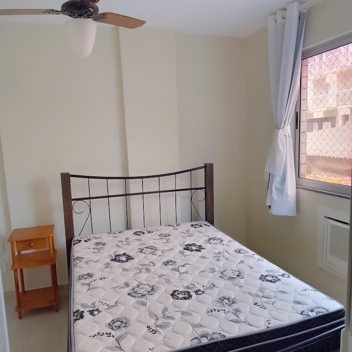 الصورة 2 - جناح بسرير مزدوج ومروحة سقف ونوافذ بشبكة أمان وتكييف هواء (بمحرك معقم) وستائر تعتيم وخزائن. حمام صغير كامل، مع بليندكس ودش كهربائي.