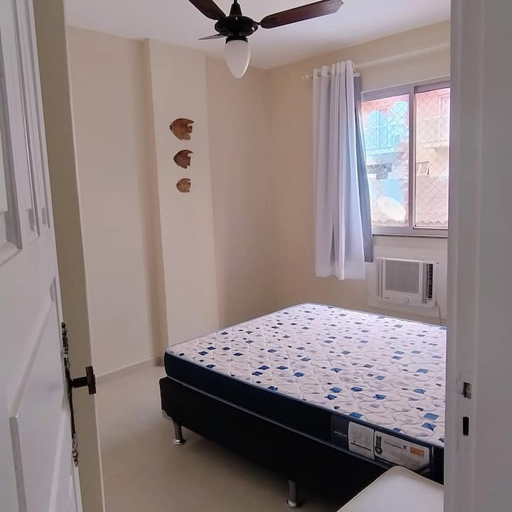 الصورة 2 - غرفة نوم بسرير مزدوج وخزائن ومروحة سقف ونافذة مع شبكة أمان وتكييف هواء (مع محرك معقم) وستارة تعتيم. لدينا أيضًا سرير صندوق واحد ومرتبتين. 