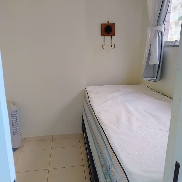 غرفة دعم صغيرة جدًا في منطقة الخدمة. مع مروحة سقف ومكيف هواء أرضي وخزانتين صغيرتين معلقتين مع شماعة ونافذتين بدون شبكة وستائر تعتيم وسرير صندوقي مفرد. لا يوجد مكيف هواء.  