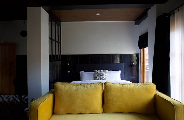 O3 Cozy Studio Room W Breakfast And Workstation - Manali