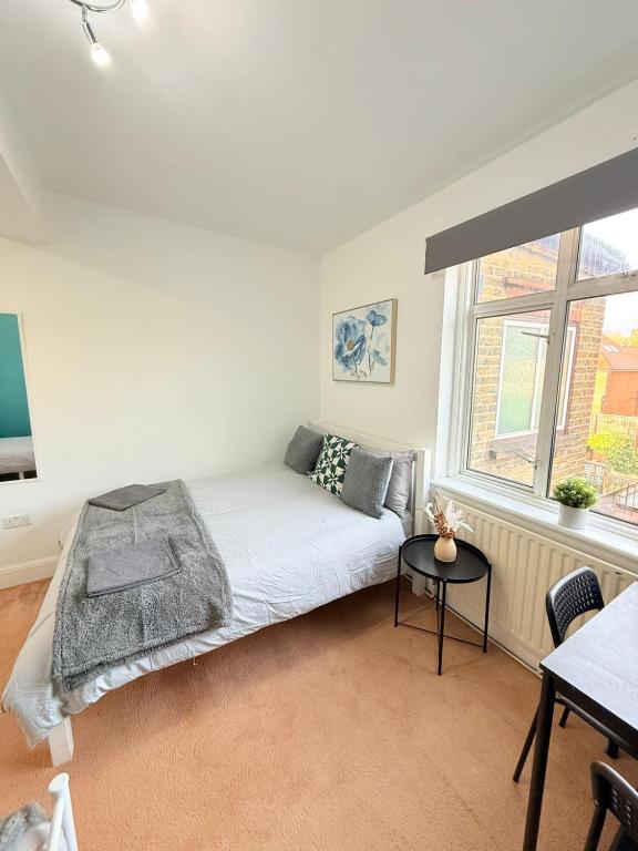 Chambre triple standard à 200 m du stade de Wembley - Maisons à louer à ...