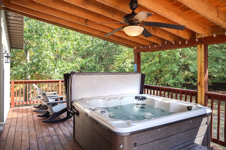 House On The Hill with Hot Tub - Cabins for Rent in Navarre, Ohio