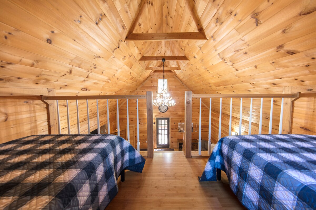 House On The Hill with Hot Tub - Cabins for Rent in Navarre, Ohio