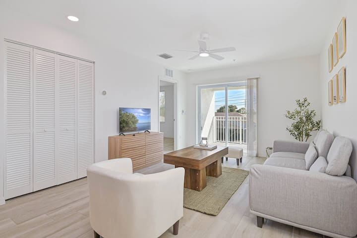 Comfortable And Cozy 2 Bedroom Apartment - Cape Coral, FL
