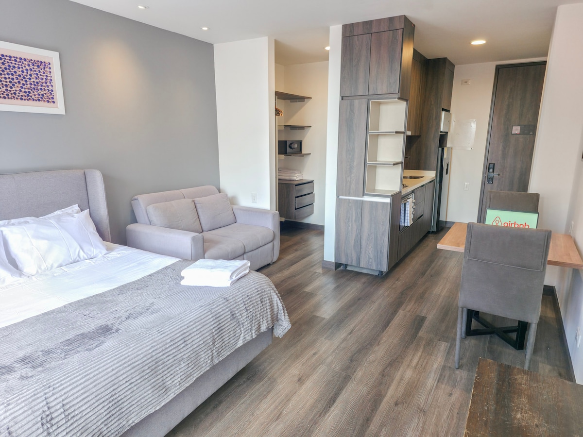 Moderne, natuurlijk verlichte kamer.