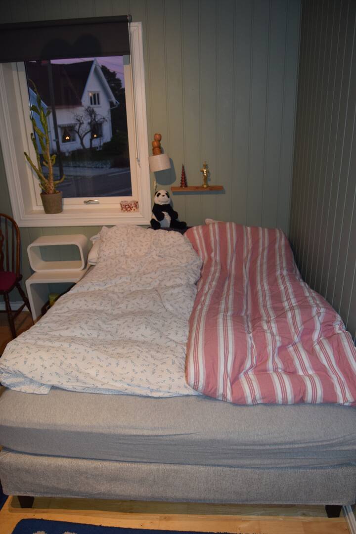 Kitanda cha watu wawili chumbani. 