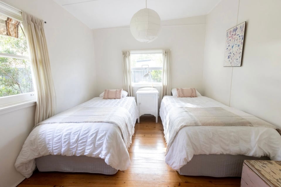 Голема спална соба со 2 брачни единечни кревета и вграден гардеробер.